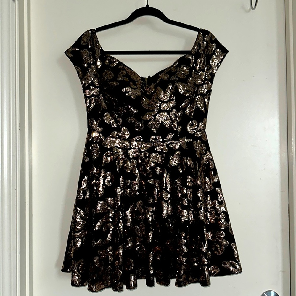 AKIRA “Never Worn” Black Bronze Dress size Large with back zip